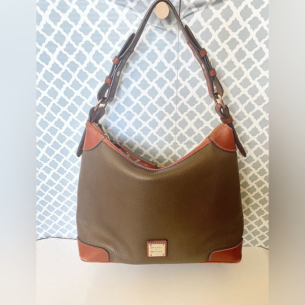 GUC-Dooney & Bourke brown pebbled leather shoulder bag